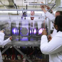 Oliver Schmitz and grad students working in lab