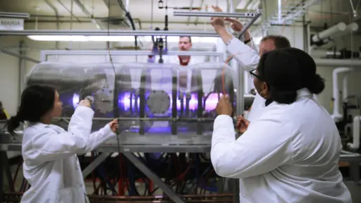 Oliver Schmitz and grad students working in lab