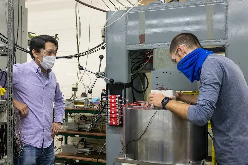 Hiroki Sone and Maciej Trzeciak in lab