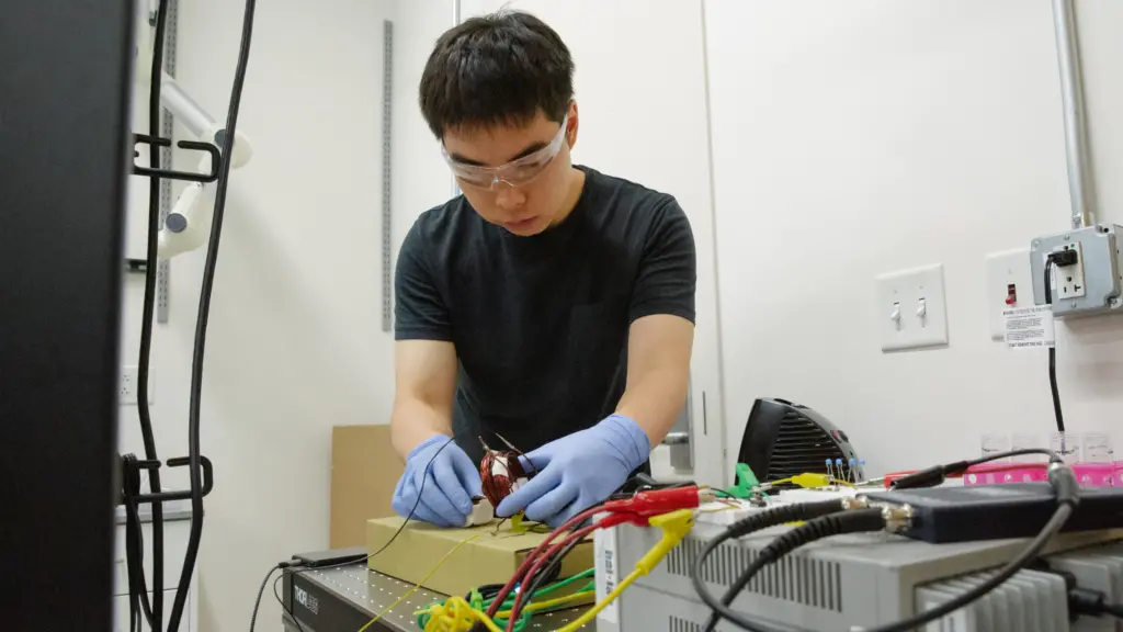 Ilhan Bok working in the lab