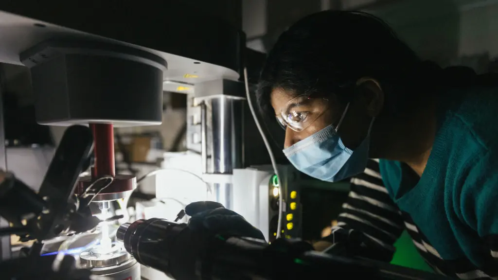 Komal Chawla working in the lab