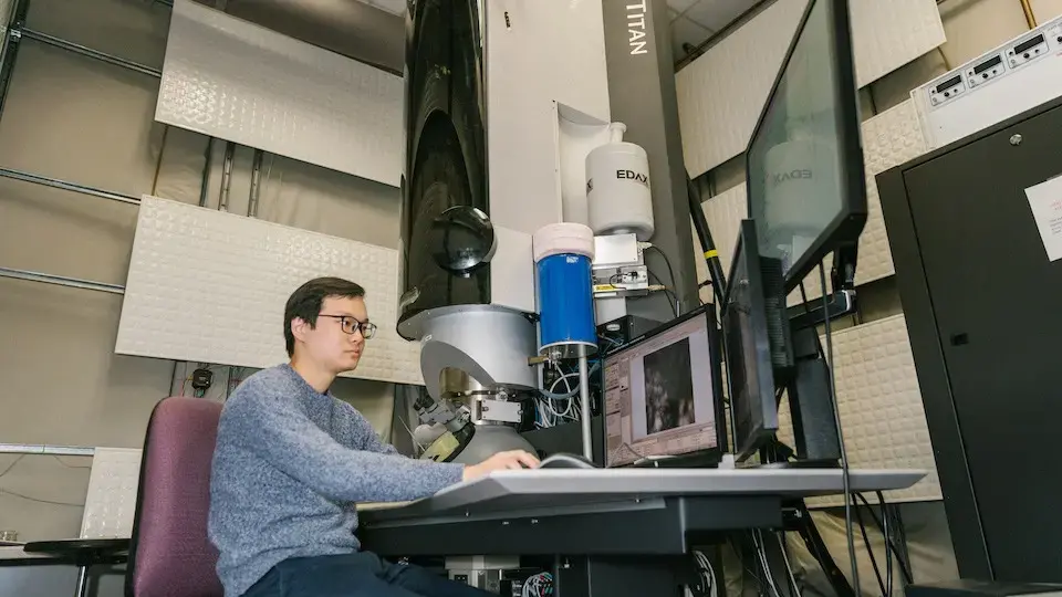 Shuoyuan Huang works at the 4D STEM microscope