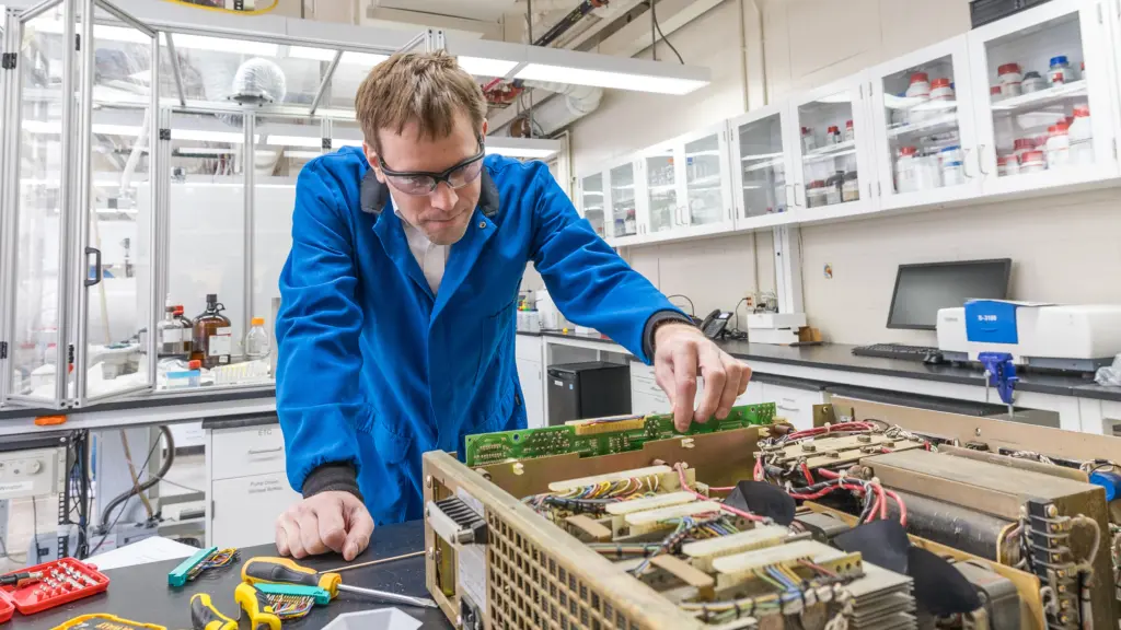 Marcel Schreier working in the lab