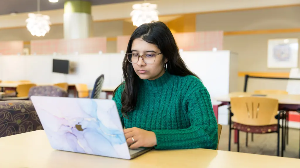 Simar Tathgir using her computer